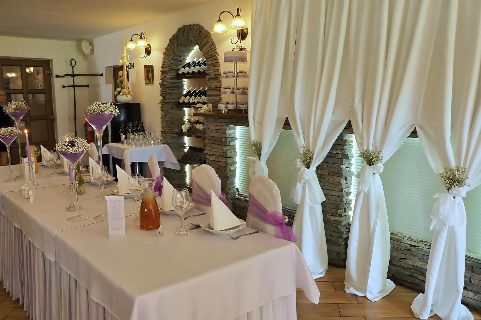 Restaurace A Penzion Lutena Dolni Lutyne Exterior photo